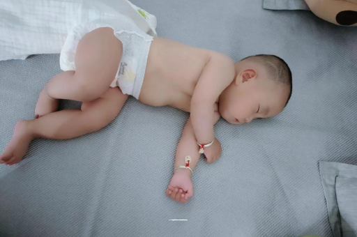 南漳三个月宝宝抬头不稳